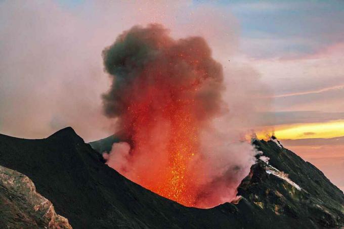 Italie, îles Éoliennes, Stromboli, éruption volcanique, bombes de lave