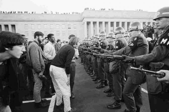 Photographie de manifestants au Pentagone en 1967