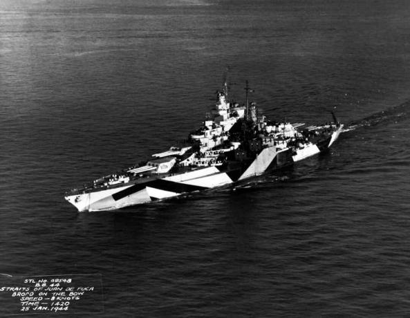 USS California (BB-44) en cours dans le détroit de Juan de Fuca, Washington, le 25 janvier 1944.