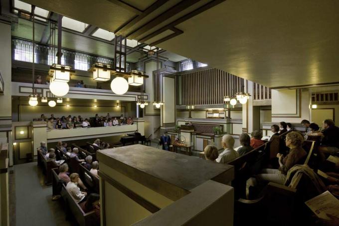 Intérieur du Temple de l'Unité par Frank Lloyd Wright, avec une large utilisation de l'espace ouvert