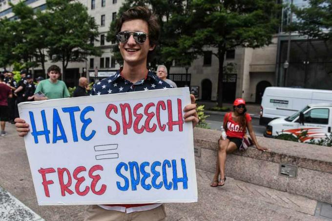 Les gens participent à un rassemblement «Demandez la liberté d'expression» sur Freedom Plaza le 6 juillet 2019 à Washington, DC.