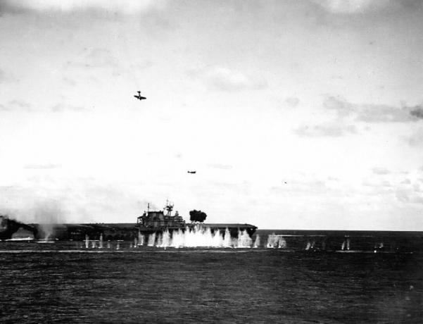 USS Hornet en mer attaqué par des avions japonais.