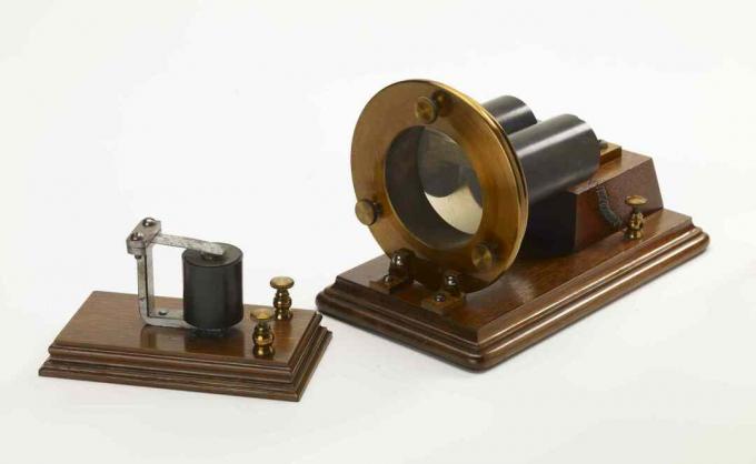 Le récepteur télégraphique harmonique a été créé par Alexander Graham Bell vers 1876.