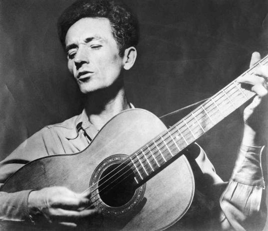 Woody Guthrie joue de la guitare