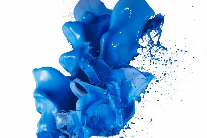 Fond blanc de peinture de couleur bleue