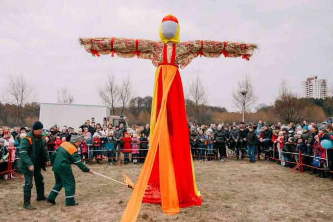 Scène d'inflammation factice Maslenitsa sur la mythologie slave orientale