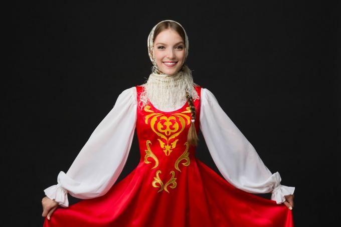 Belle fille caucasienne souriante en costume folklorique russe