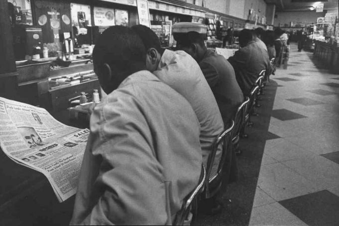 Afro-américains au comptoir-déjeuner du magasin Woolworth