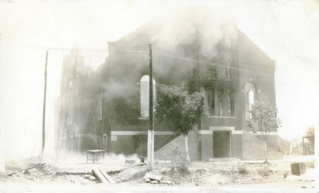 Église du district de Greenwood endommagée à la suite du massacre de la course de Tulsa, Tulsa, Oklahoma, juin 1921.