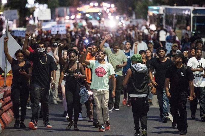 Des protestations éclatent à Charlotte après une fusillade de la police