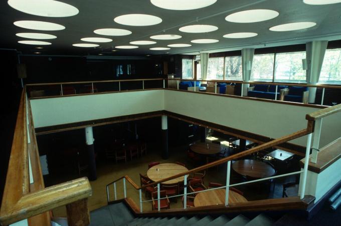 intérieur moderne, deux niveaux, escalier ouvert, deuxième étage ouvert au premier, lumières rondes au plafond