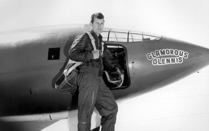 Chuck Yeager en tenue de vol devant Bell X-1.