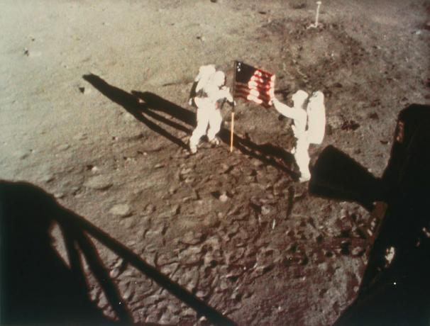 Armstrong et Aldrin déploient le drapeau américain sur la lune, 1969