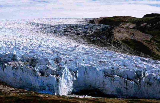 L'air arctique continental se forme sur des paysages glaciaires comme cette calotte glaciaire du Groenland