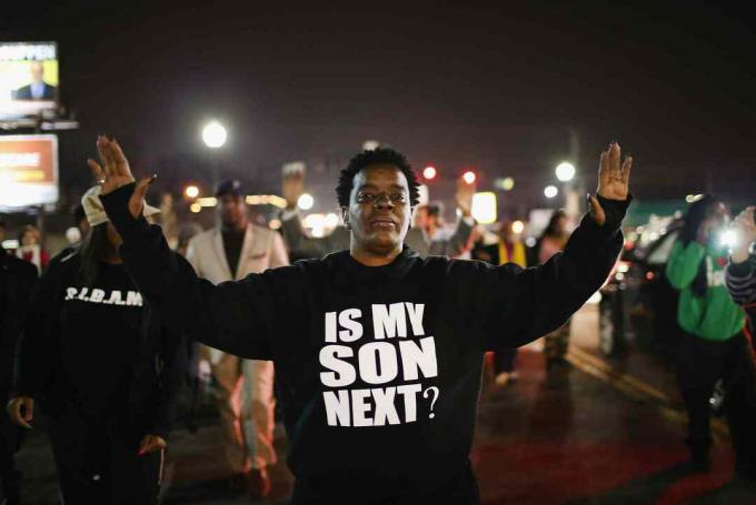 Manifestant portant un t-shirt «Is My Son Next» lors des émeutes de 2014 à Ferguson, Missouri.