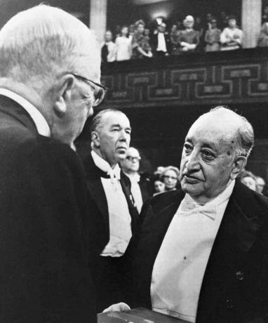 Le roi Gustav Adolf remet le prix Nobel aux Asturies