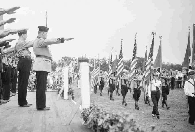 Photo du Bund germano-américain paradant au camp du New Jersey.