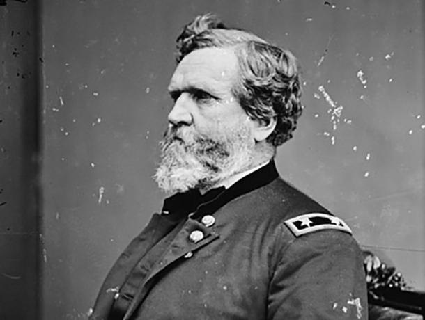 Portrait en studio du major-général George H. Thomas, assis en regardant à gauche, dans un uniforme de l'armée américaine.