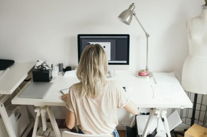 Professionnelle du design féminin utilisant un ordinateur à la maison