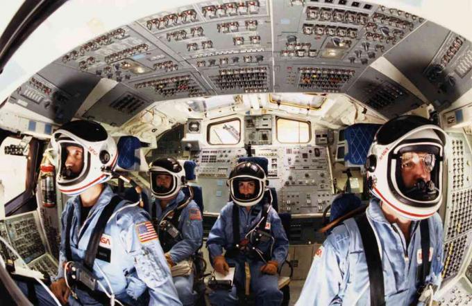 Les astronautes de la navette spatiale américaine avant le vol tragique