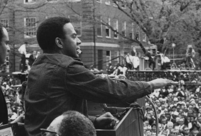 Andrew Young prend la parole aux funérailles de MLK