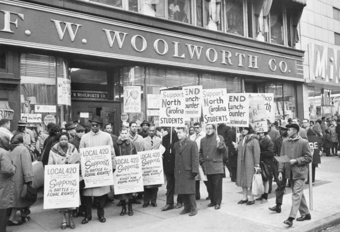 Démonstrateurs de base à l'extérieur du magasin Harlem Woolworth