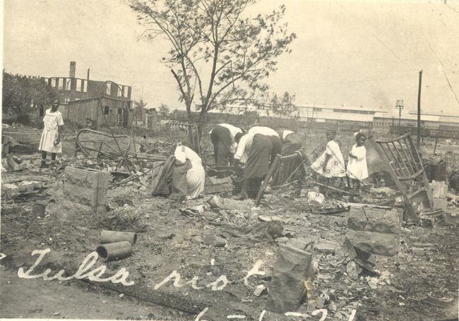 Personnes cherchant dans les décombres après le massacre de Tulsa Race, Tulsa, Oklahoma, juin 1921.