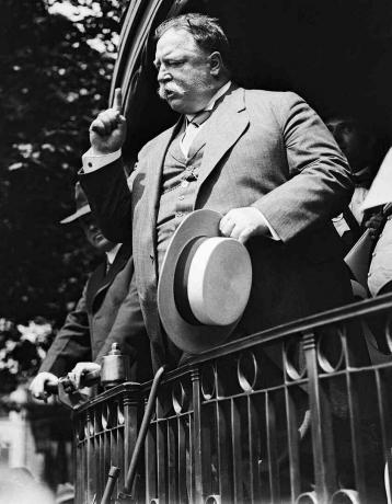 Photo en noir et blanc du futur président William Howard Taft prononçant un discours de campagne à partir d'une plate-forme de train.