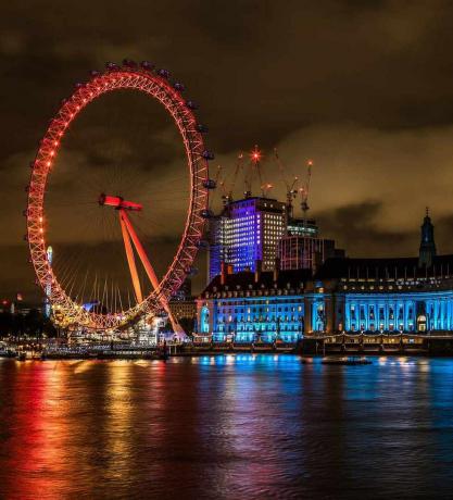 Le London Eye la nuit s'est illuminé.