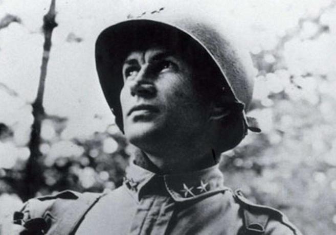 Le major-général James Gavin en uniforme avec un casque.