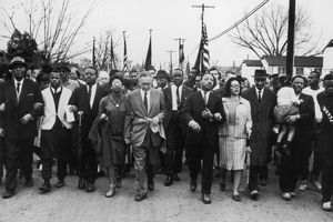 Martin Luther King marche avec des civils pour les droits civils.