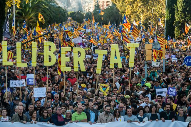 Des manifestants séparatistes catalans protestent contre les tactiques policières