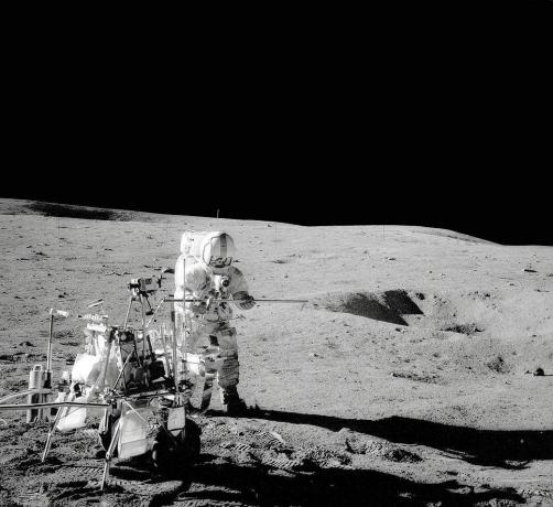 Apollo 14 a atterri sur la Lune et les astronautes ont déployé des instruments et prélevé des échantillons de roche.