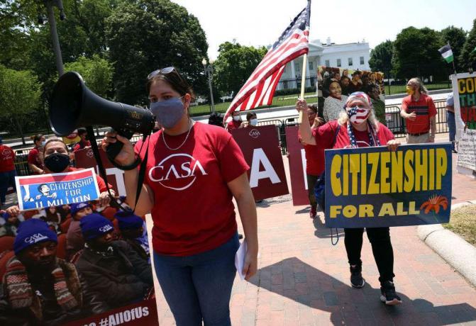 Des militants de l'immigration avec le groupe de défense CASA se rassemblent à la Maison Blanche pour exiger que le président Biden accorde la citoyenneté aux immigrants.