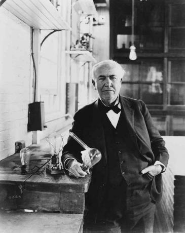 L'inventeur Thomas Alva Edison (1847-1931) montre les lampes à incandescence qu'il a créées dans son laboratoire de Menlo Park dans le New Jersey