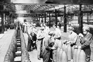 Femmes travaillant dans une usine de munitions pendant la Première Guerre mondiale, photographie en noir et blanc.