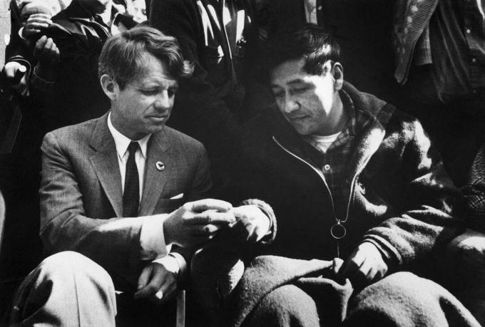 Cesar Chavez et Robert Kennedy rompent le pain