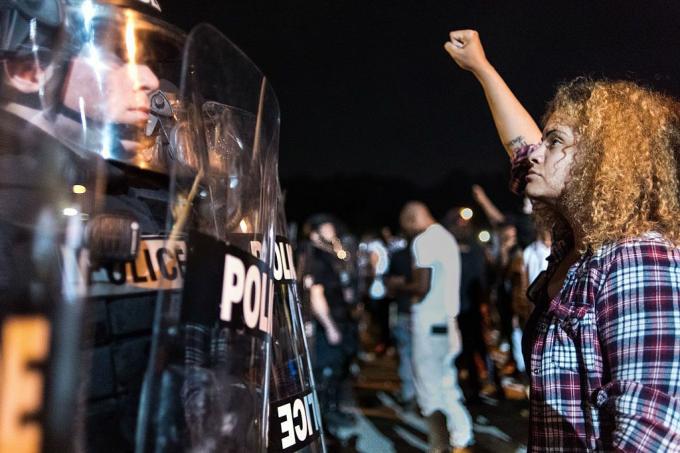 Des protestations éclatent à Charlotte après une fusillade de la police