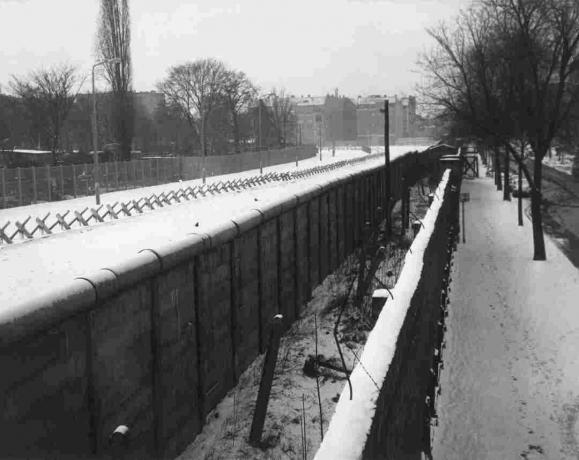 Liebenstrasse Vue du mur de Berlin avec mur intérieur, tranchée et barricades.