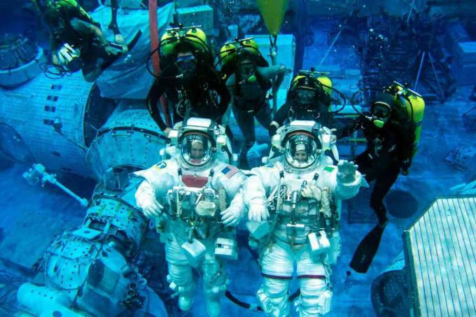 Les astronautes s'entraînent intensivement sous l'eau sur Terre, portant des combinaisons de pression, pour simuler le travail dans l'espace