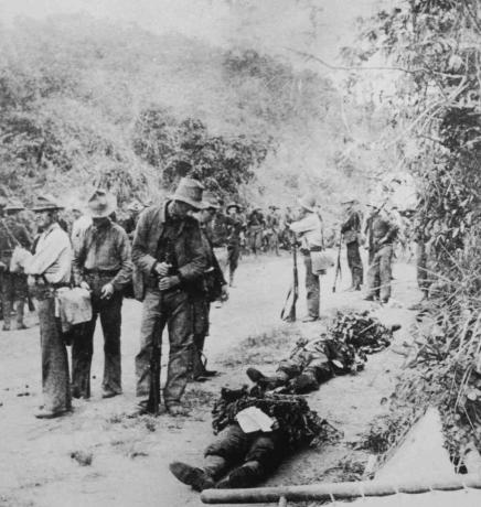 Les troupes américaines trouvent trois camarades morts au bord d'une route pendant la guerre américano-philippine, vers 1900