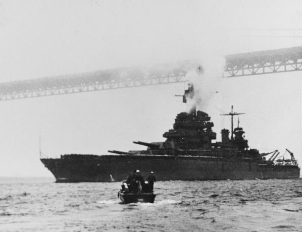 Cuirassé USS Colorado passant sous le Golden Gate Bridge.