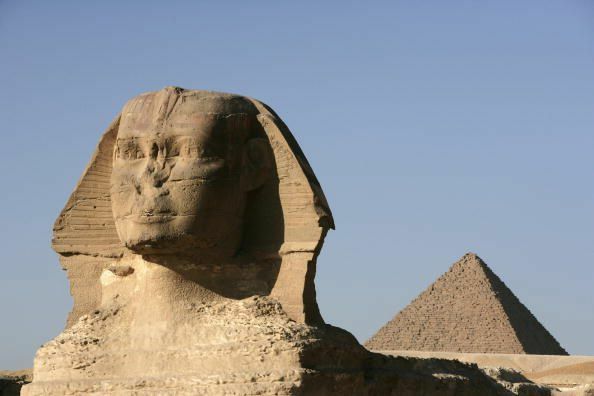 Le Sphinx devant la Pyramide de Chephren