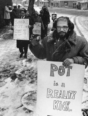 Allen Ginsberg parmi les manifestants au rallye de la marijuana