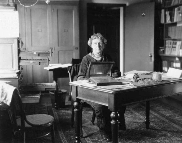 Annie Jump Cannon (1863-1941), assise à son bureau