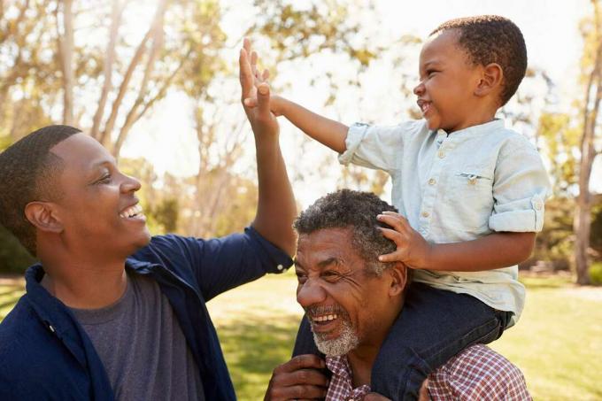 Grand-père avec fils et petit-fils s'amusant dans le parc