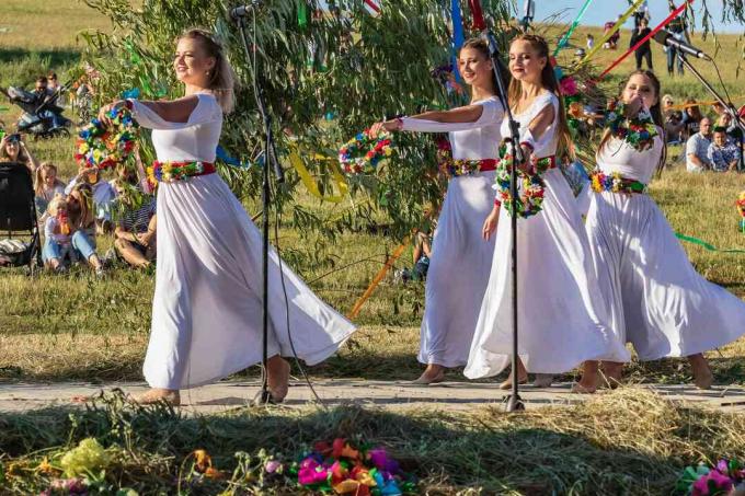 La traditionnelle fête slave annuelle d'Ivan Kupala en plein air sur un grand terrain.