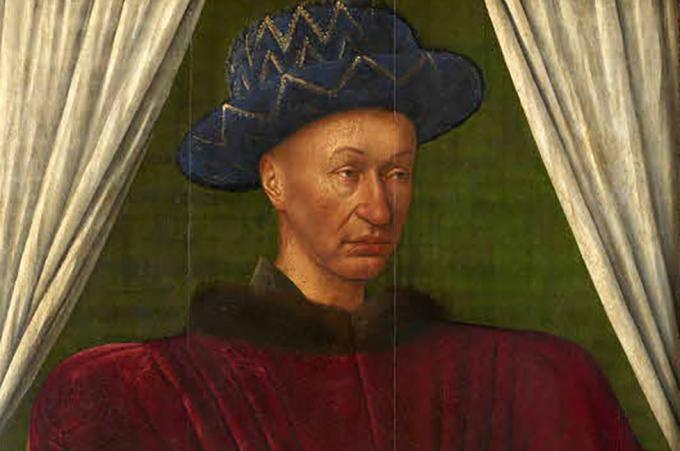 Charles VII de France dans une chemise rouge et un chapeau bleu.