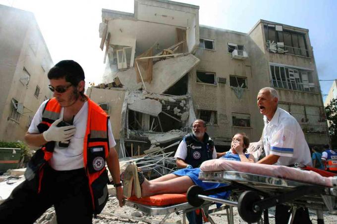 Les blessés sont emmenés après une frappe de missiles du Hezbollah le 17 juillet 2006 dans la ville de Haïfa, au nord d'Israël. Uriel Sinai / Getty Images
