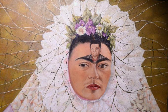 Femme au visage de Diego Rivera peinte sur son front.